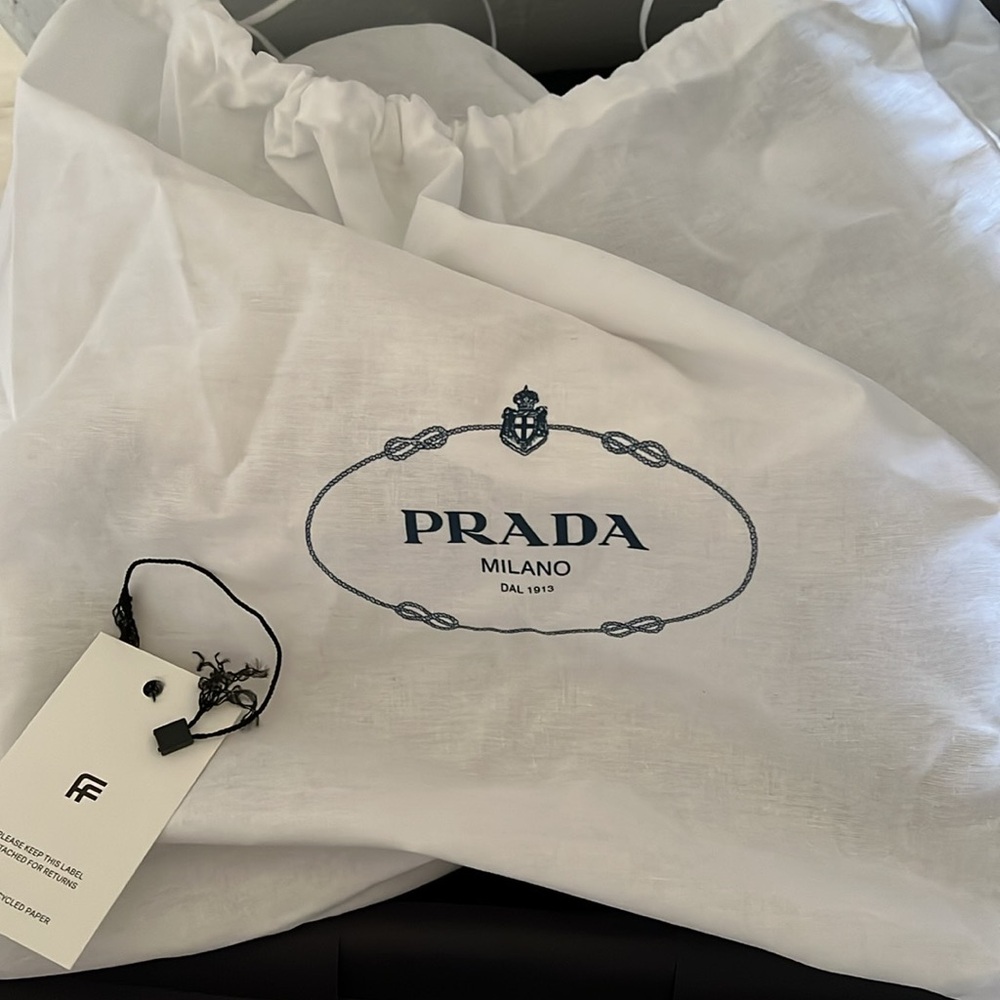 Prada - Picture 4 of 5